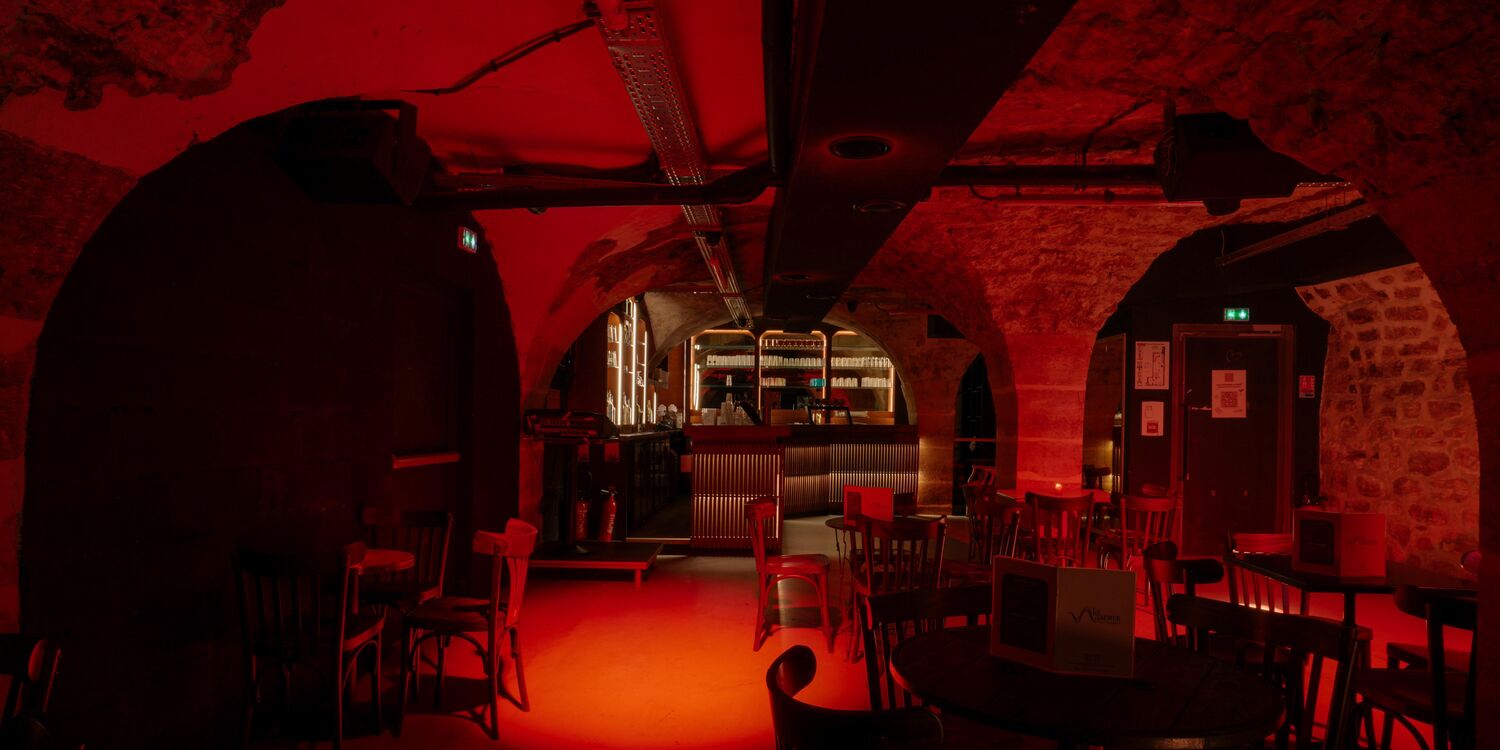 Bar dédié cave voûtée Le Saumur Belleville — cocktails et spiritueux