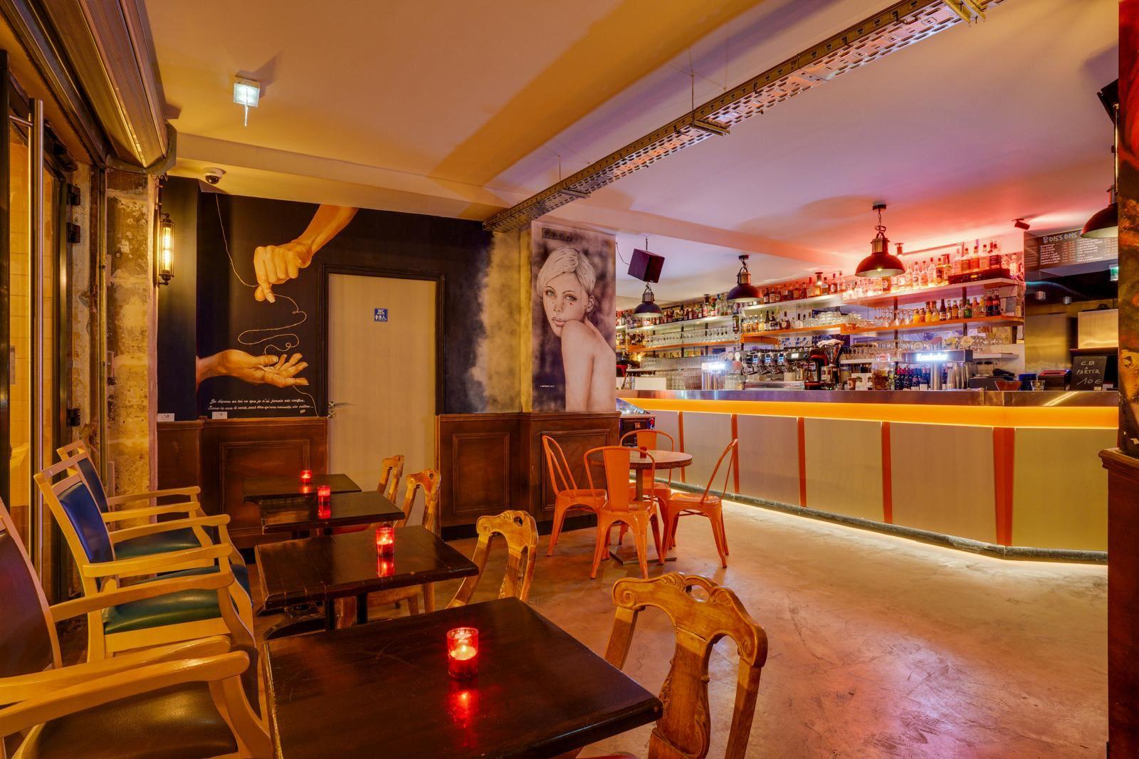 Cocktails au comptoir du Saumur en début de soirée