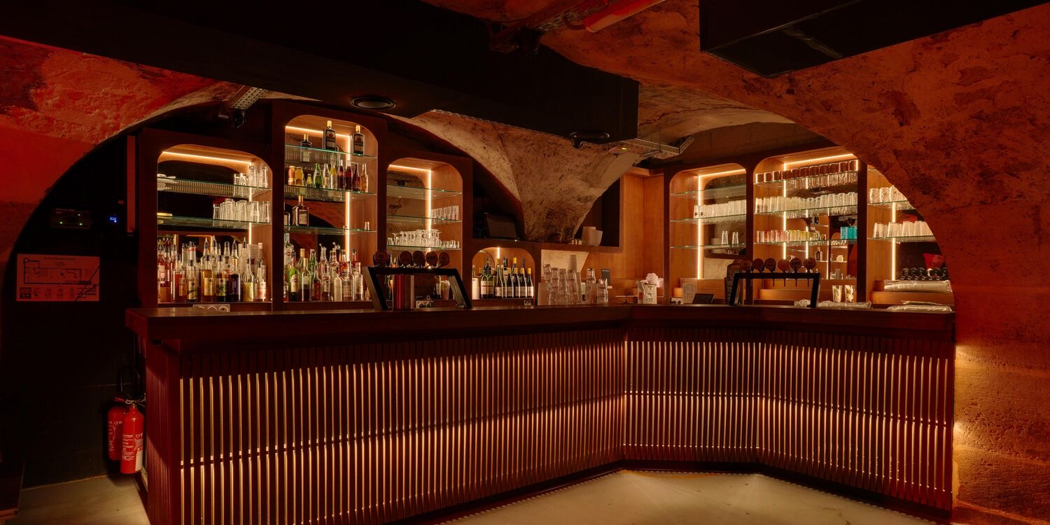 Bar du sous-sol sous les arches en pierre