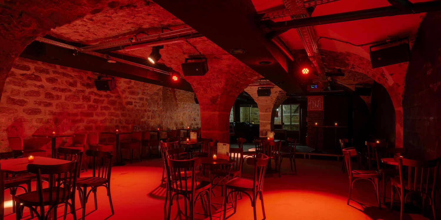 Scène DJ et piste de danse dans la cave voûtée du bar Le Saumur ouvert jusqu'à 4h à Belleville Paris 20
