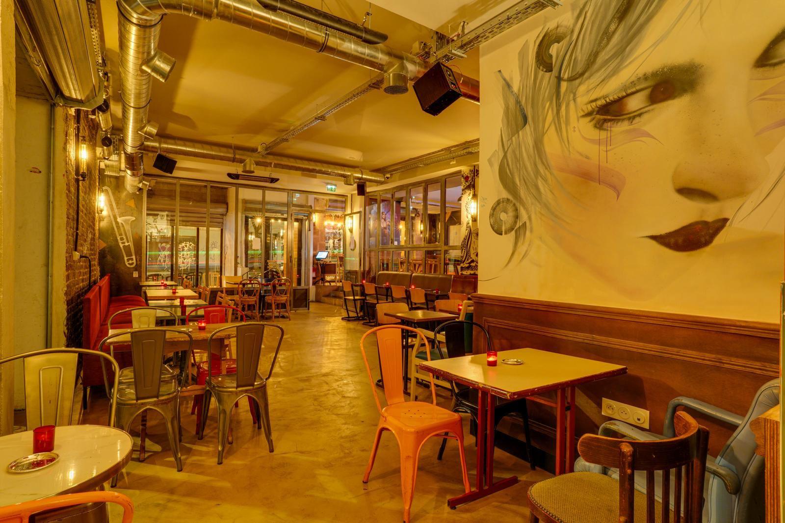 Salle du bar du Saumur prête pour un groupe